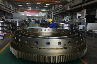 瓦轴集团出产超大吨位履带吊用便携拆装式回转支承轴承