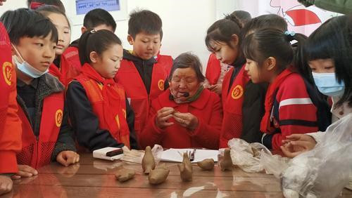 跟老艺人学泥塑 感受传统文化魅力