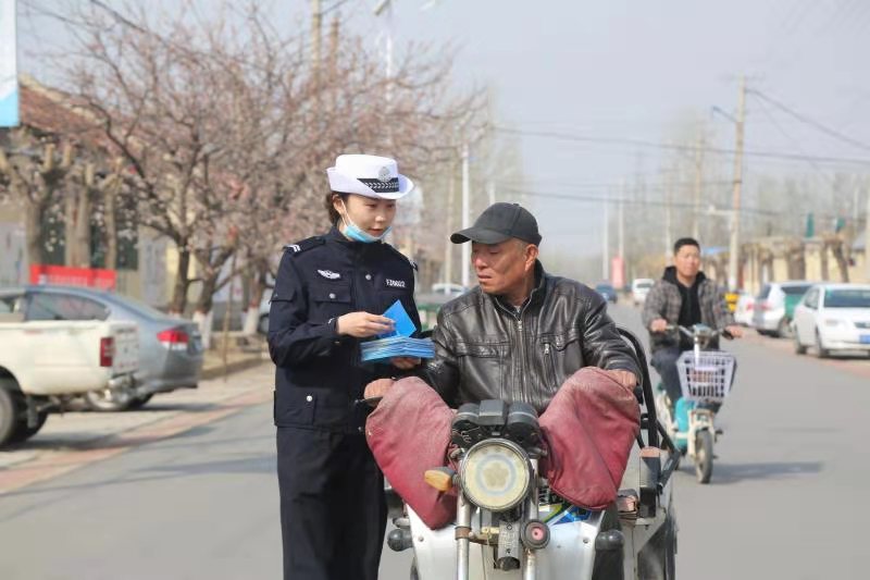德州交警：交通安全宣传进农村