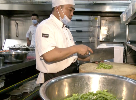 亚洲超级大盘花果园有家餐厅提供免费午餐,为环卫工人送去近3200份