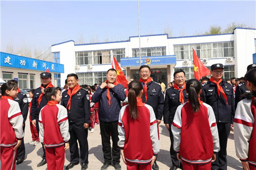 “蒙娃”进警营，梦想更“警”彩