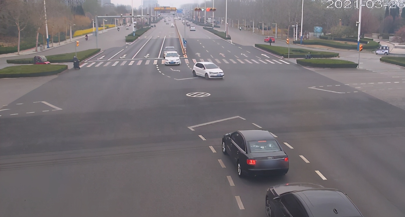 驾驶员开车时左侧身体突失知觉 德州交警、热心群众合力救助送医