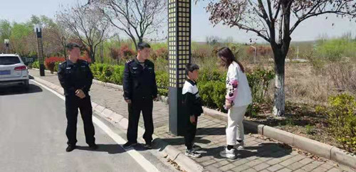 蒙山公安帮助一游客找回走失孩子
