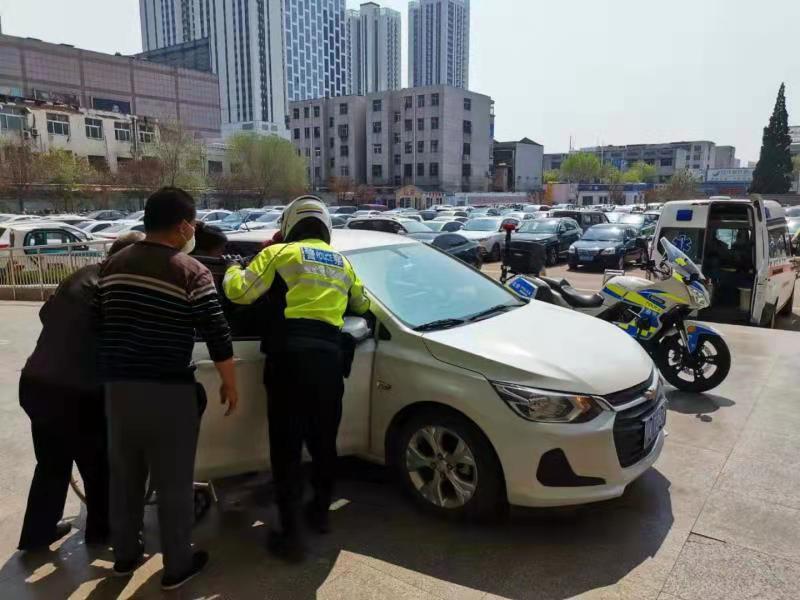 老人突发心脏病 德州交警火速护航送至德州市立医院