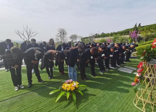 山东省社会组织联合会社会服务专委会赴泰安长安园举办遗体捐献者悼念活动