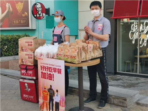 彰显社会责任 关爱环卫工人 肯德基300份早餐关爱岛城环卫工人