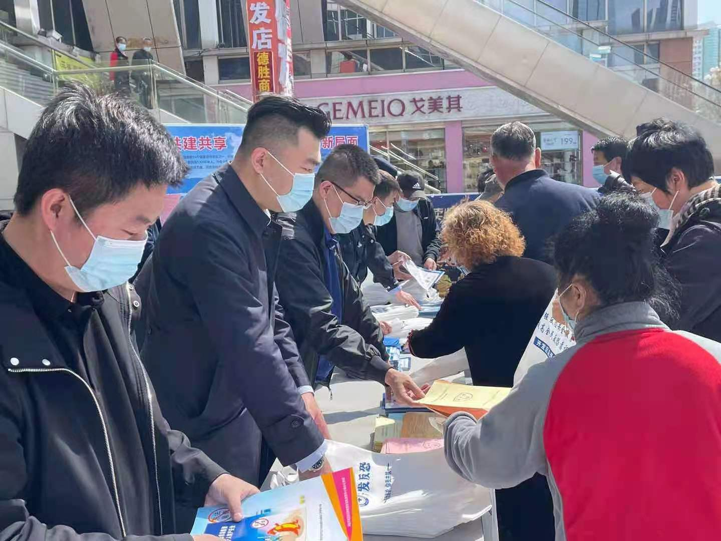 烟台开发区人社局开展上街普法宣传活动