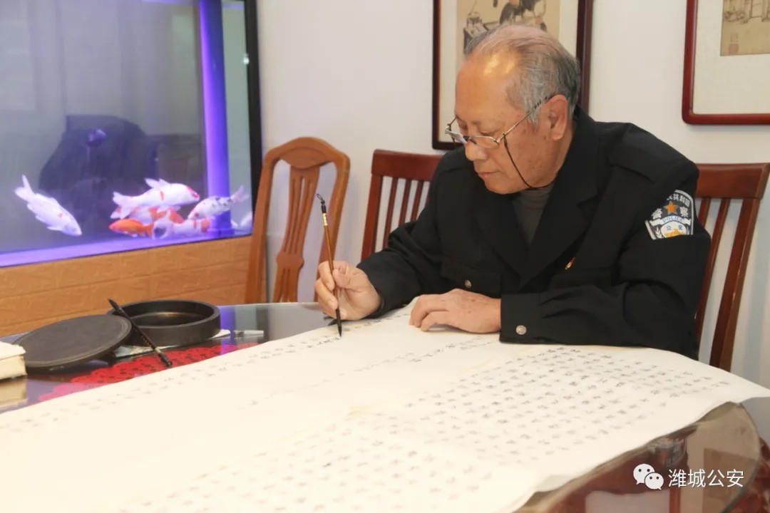 75岁老民警郭永庆，一笔一划学《党章》