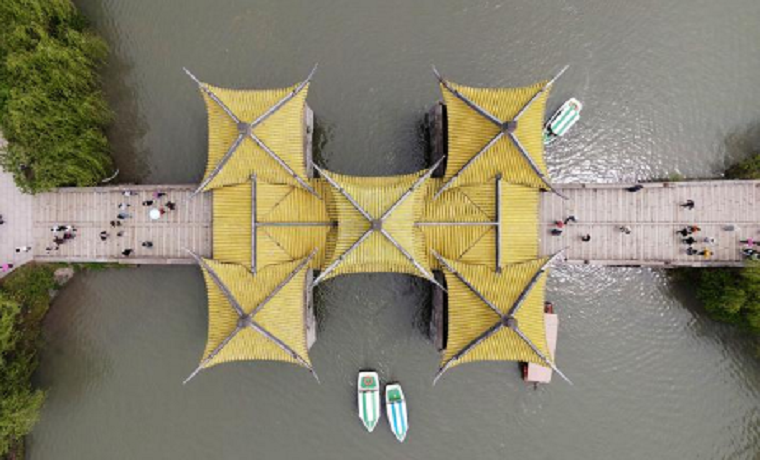 瘦西湖风景区处处鸟语花香，引游客前来踏青游玩