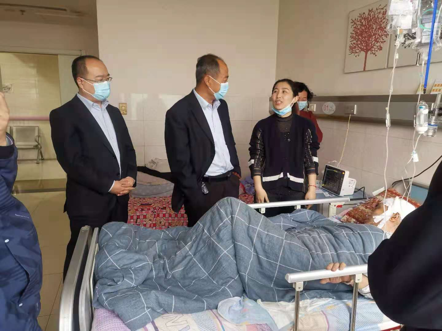 农发行临邑县支行慰问生病老党员传递组织温情