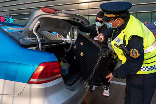 临沂交通执法：疏散滞留旅客保临沂机场“五一”畅行