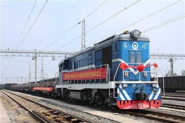 武汉产千吨重轨首乘铁路国际联运班列发往越南
