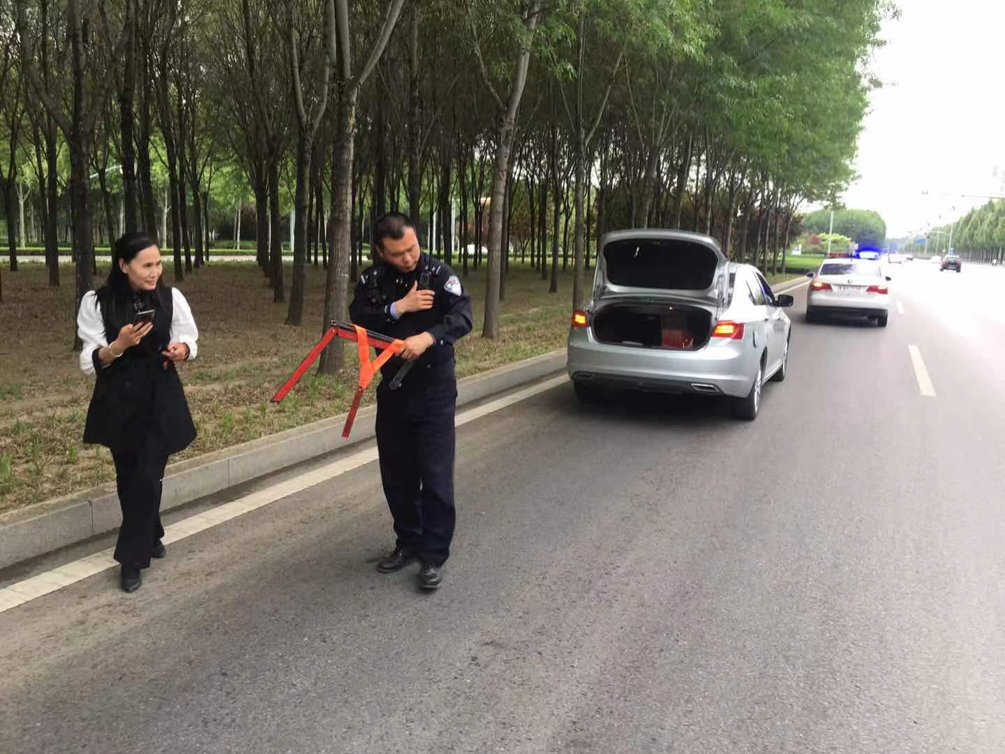 巡逻途中遇故障车辆 德州市热心交警紧急排险除隐患