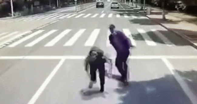 苏州:情侣吵架男子将女友推向公交车 警方回应