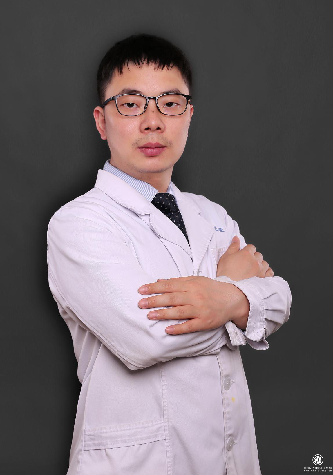 邓军医生专访：以东曦之名，为近视儿童还原七彩芬芳