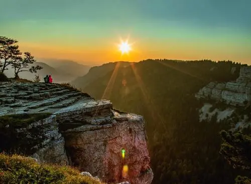 历经疫情的旅游业，复苏势头正劲