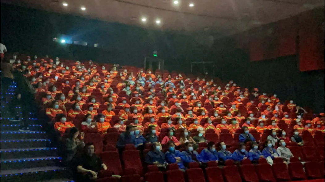 学党史、悟思想、办实事，做好“城市美容师” 环卫一线工人集体观看爱国影片