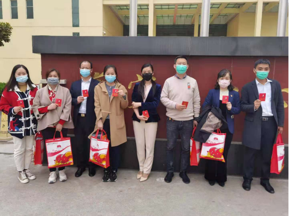 中国太保寿险济宁中心支公司组织开展“爱·在一起”无偿献血活动