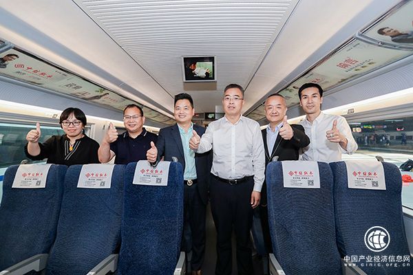 领导嘉宾一同登上“中信红木号”品牌专列观摩、合影留念