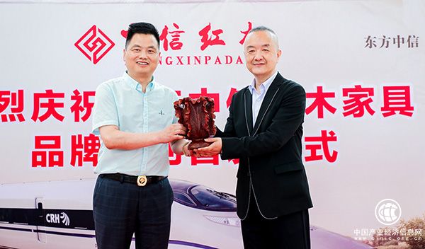 中信红木董事长李忠信、华铁传媒集团副总裁杜劲松互赠纪念礼物