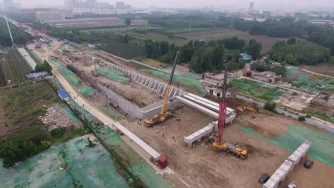 海川路北跨立交桥项目：首片预制箱梁架设为项目按下“快进键”