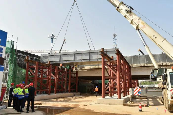临沂市北京路沂河大桥首架钢箱梁开始起吊