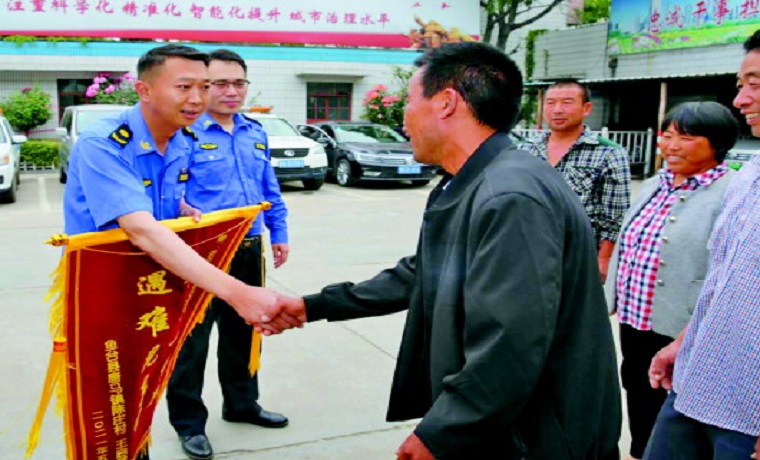 济宁城管执法队员勇救落水群众事件被通报表扬