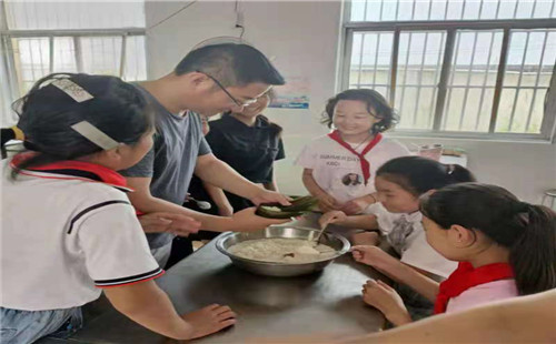 城头镇德洪庄小学开展“情暖端午 师生共度佳节”民俗课