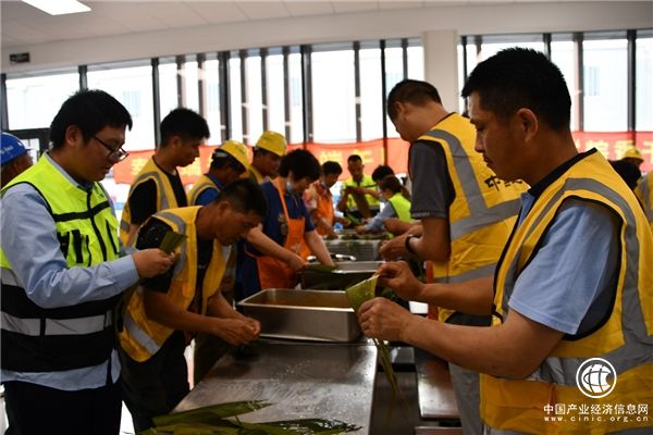 中建八局：临港新片区建设者小镇开展“一枝一叶粽关情” 端午活动