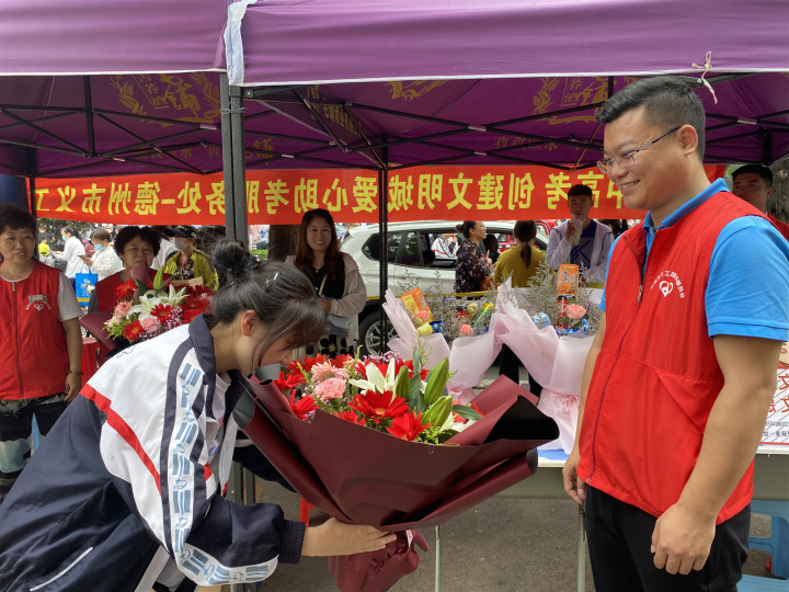 中考落幕，德州考生鞠躬致谢默默付出的志愿者