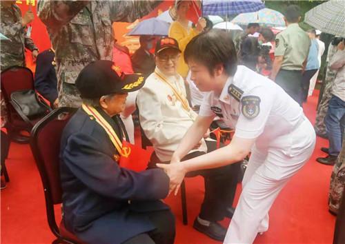 青岛第十干休所组织颁发“光荣在党50年”纪念章