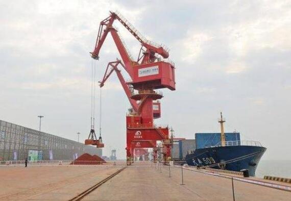 山东港口自主研发的全球首台自动化门机投用