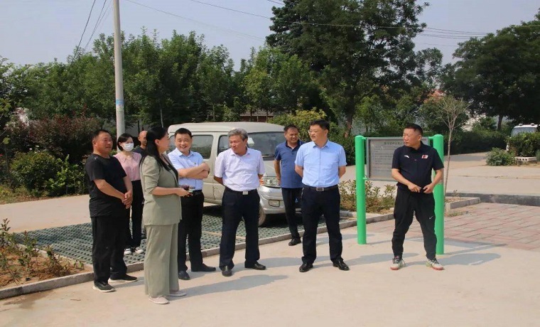 济宁市体育局局长董学琛、副局长邵波一行到康驿镇督导群众体育生活满意度提升工作 