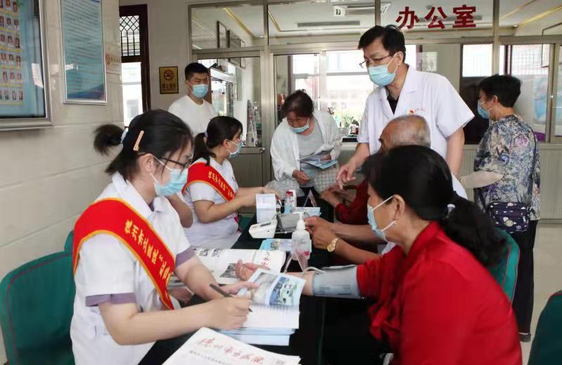 我为群众办实事——德州市立医院专家走进新园社区开展健康义诊活动
