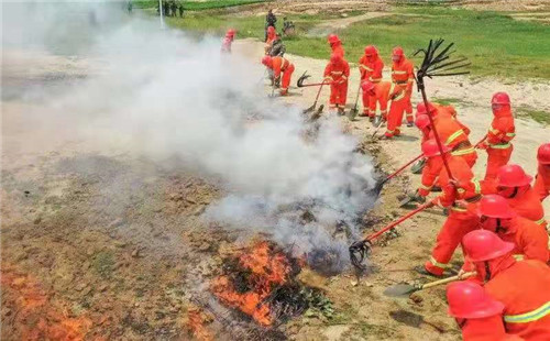 山东滕州：夏日“火中”练兵
