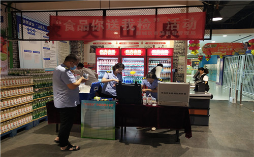 薛城市场监管局开展我为群众办实事  “你点我检”食品抽检进超市活动