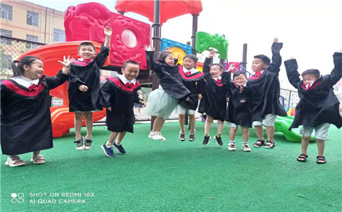   薛城区临城实验幼儿园举行“感恩成长 放飞梦想”毕业典礼