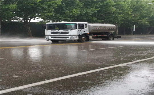   薛城区综合行政执法局新城环卫中心：巧借雨天，扮靓城市