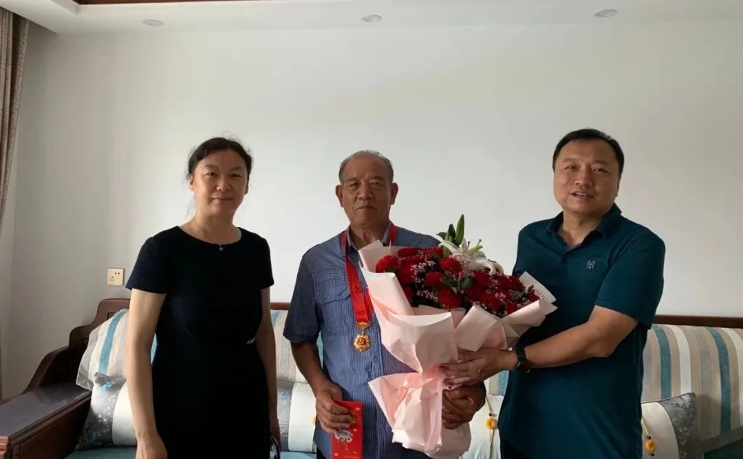 德州联合医院走访慰问“光荣在党50年”老党员老干部