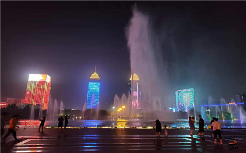 薛城区新城市政园林中心：湖光水色庆华诞