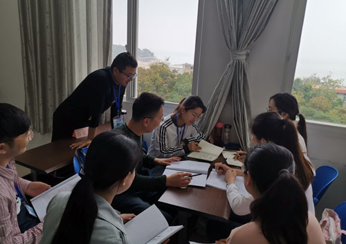 年轻干部培训班学员小组讨论.jpg
