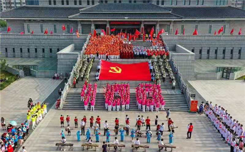     山东滕州:市民组织“颂党恩  跟党走”快闪活动      