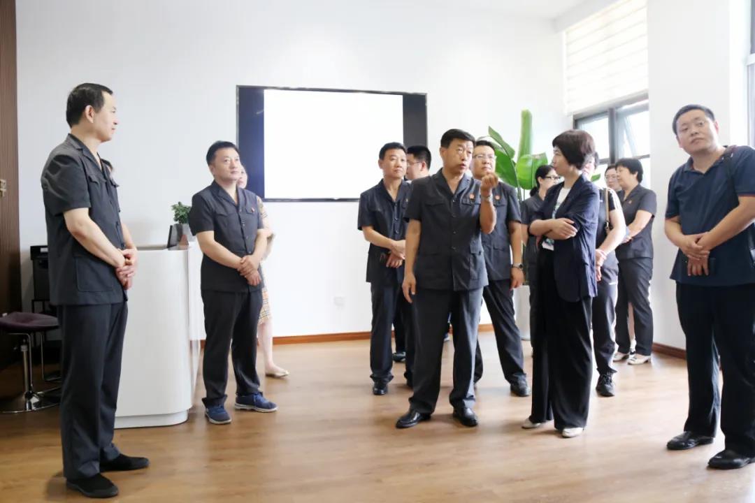 青岛中院行政庭庭长刘英一行到德城区行政争议审前和解中心参观交流
