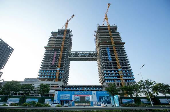 1800吨的钢结构空中连廊百米高空牵手成功