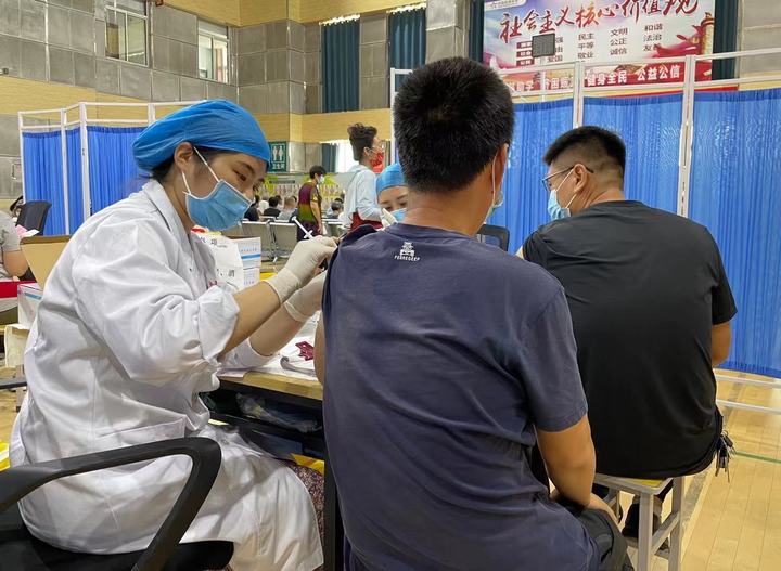 五环接种点接种疫苗超5万剂次 | 最美“种苗人”“5＋2”“白＋黑”模式坚守一线