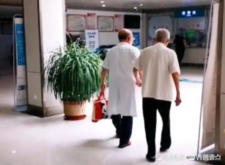 德州66岁医生带99岁父亲上班，手牵手的那一幕暖化人心……