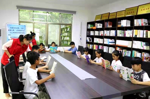 山东郯城：“村娃”农家书屋乐享暑假时光