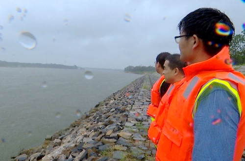 郯城河道管理局组织人员冒雨开展巡堤查险工作