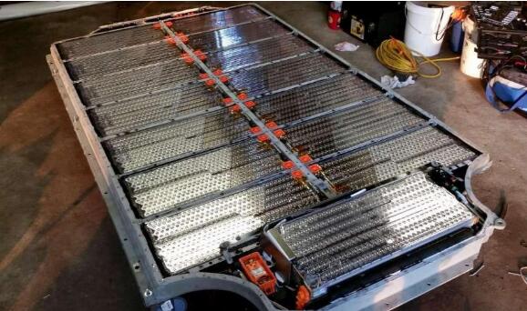 比亚迪“硬核唤醒” 磷酸铁锂动力电池技术