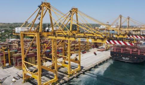 大连重工为土耳其亚细亚港研制的两台65吨岸桥完成交机